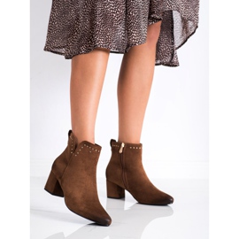 Stövlar på en låg stolpe VINCEZA brun 1