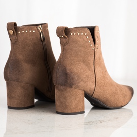 Stövlar på en låg stolpe VINCEZA brun 1