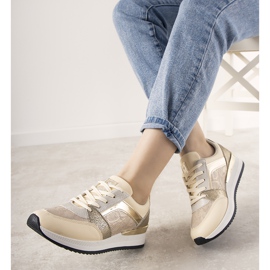 Beige sneakers med ett ormskinnsmönster från Frances gyllene 1