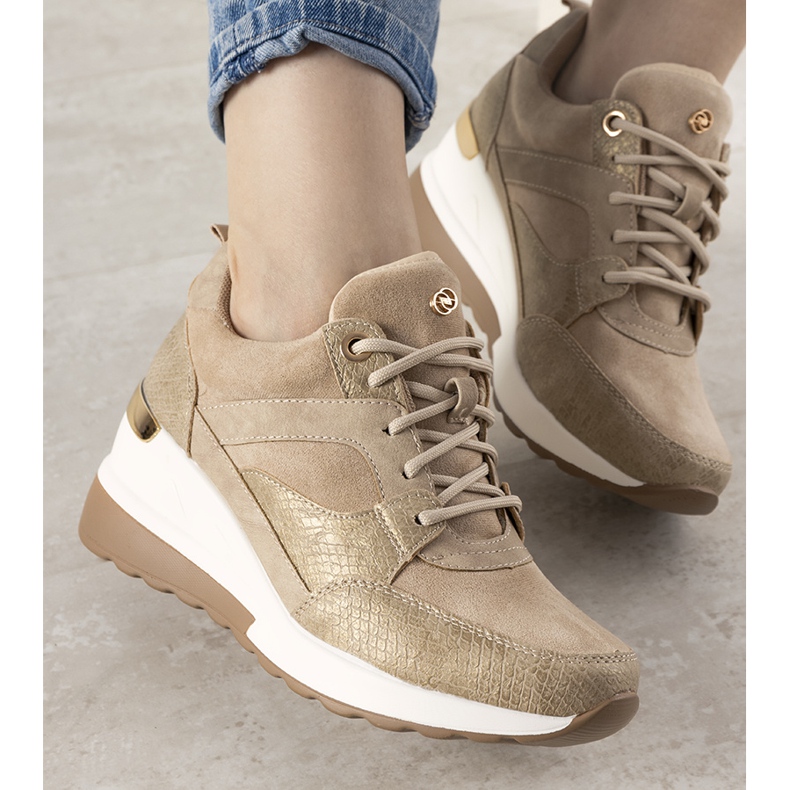 Beige sneakers med ett ormskinnsmönster från Halsey 1
