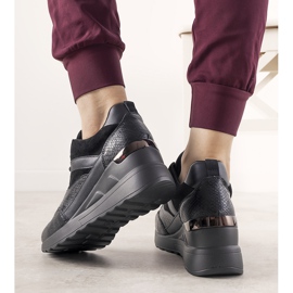 Svarta sneakers med ett ormskinnsmönster från Halsey 1