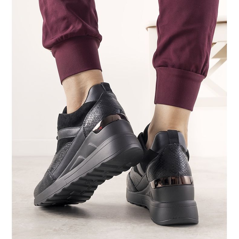 Svarta sneakers med ett ormskinnsmönster från Halsey 1