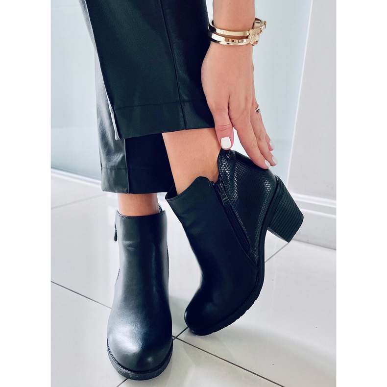 Svarta högklackade stövlar 9B1037 Svart 1