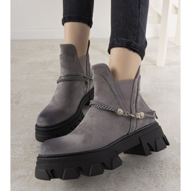 Grå stövlar med ett orädd armband 1