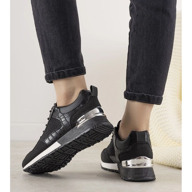 Svarta sneakers med Zariza -krokodilhudsmotiv 1