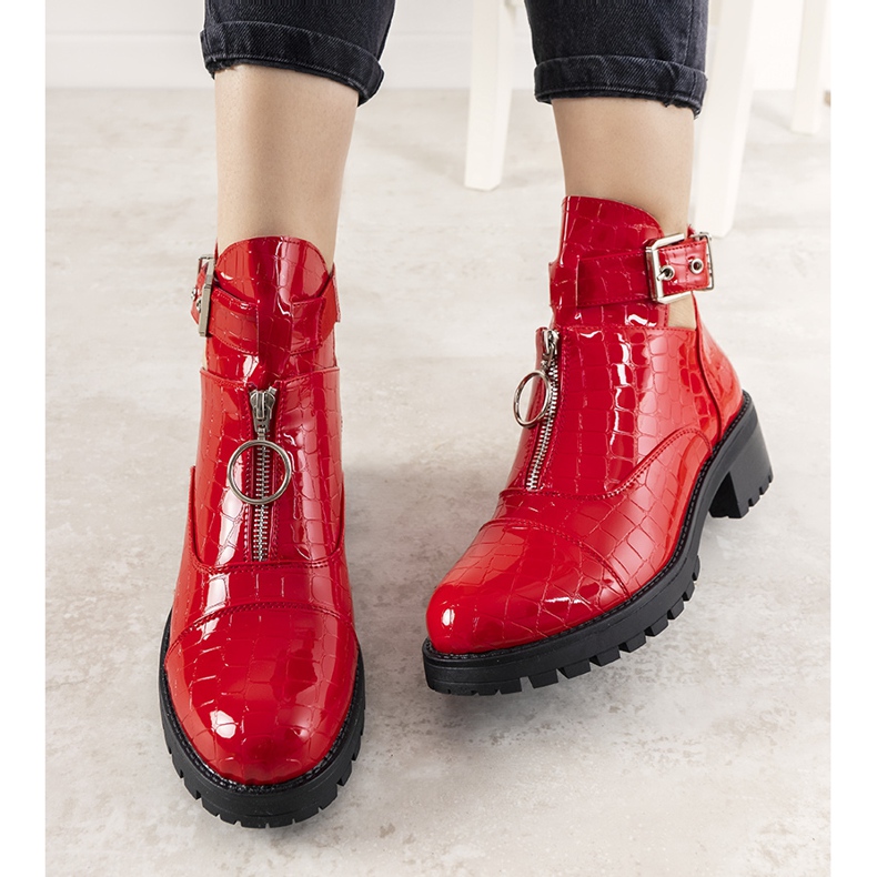 Röda stövlar i Hadley -krokodilhudmönstret 1