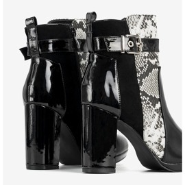 Svarta fotkängor på Peggie -stolpen 1