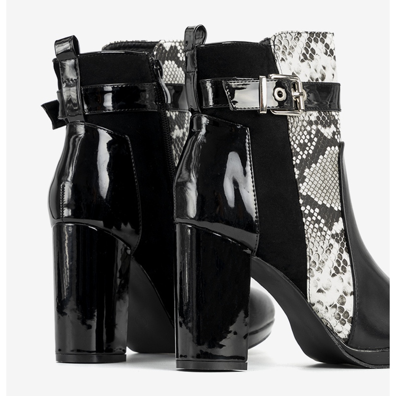 Svarta fotkängor på Peggie -stolpen 1