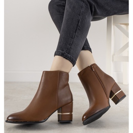 Bruna klassiska stövlar på Arteaga -stolpen 1