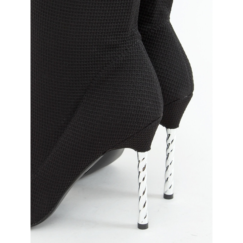 Svarta stövlar över knäet på en högklackad strumpa TM032 Svart 1