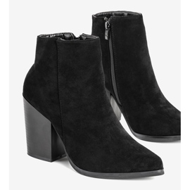 Svarta fotkängor på stolpen till Milady 1