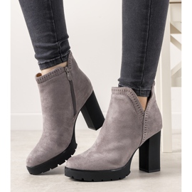 Grå stövlar på Bushido -stolpen 1