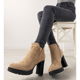 Beige stövlar på Bushido -stolpen 1