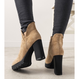 Beige stövlar på Bushido -stolpen 2