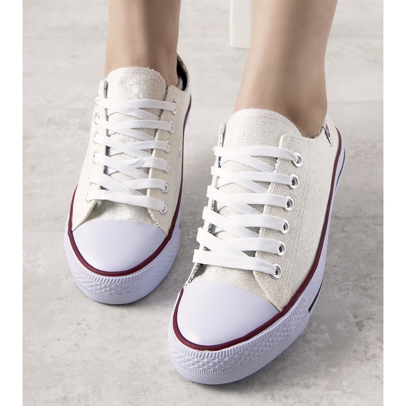 Krämfärgade glänsande gästsneakers beige 1