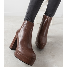 Bruna stövlar på stolpen Usinaya 1