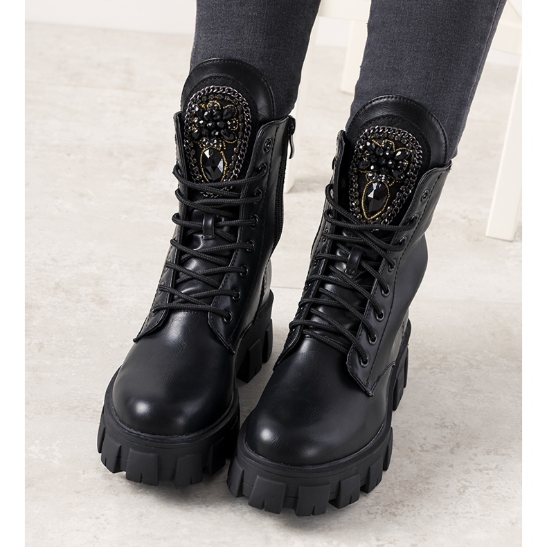 Svarta fällare med dekorativ Romaine -tunga 1