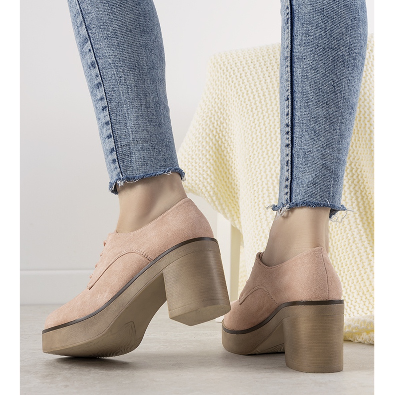 Rosa snörskor på Cortona-stolpen 1