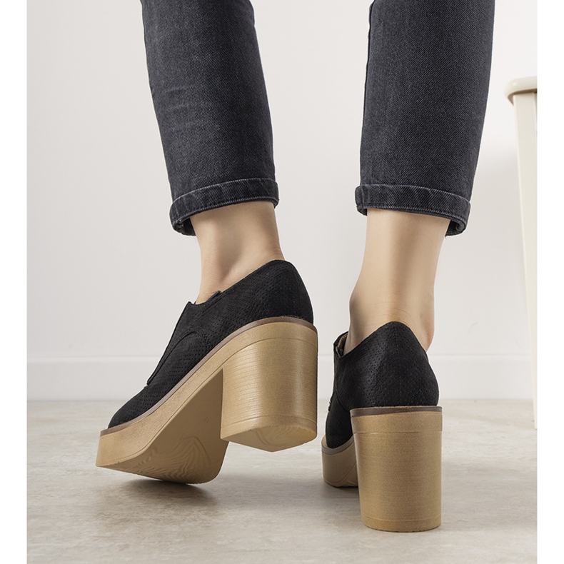 Svarta spetsiga stövlar på Cascio-stolpen 1