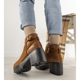 Bruna eleganta stövlar på Haland -stolpen 1