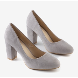 Grå pumps på Tahlia -stolpen 1