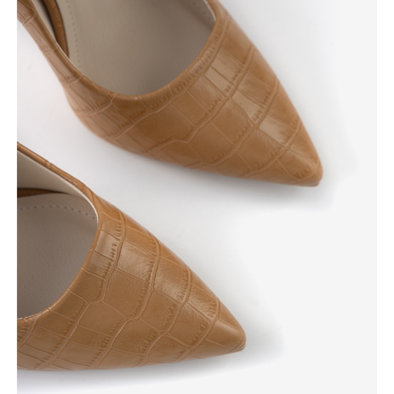 Bruna pumpar på en Thrower -häl 1