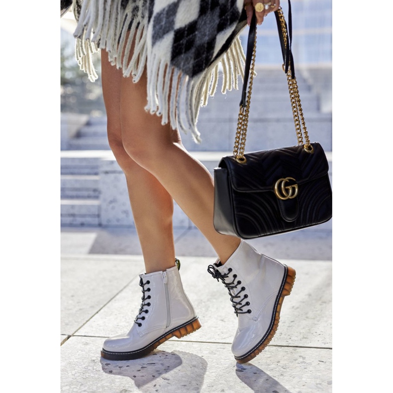 PE1 Lackade arbetare stövlar på ett vitt reglage lager 2