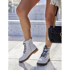 PE1 Lackade arbetare stövlar på ett vitt reglage lager 1