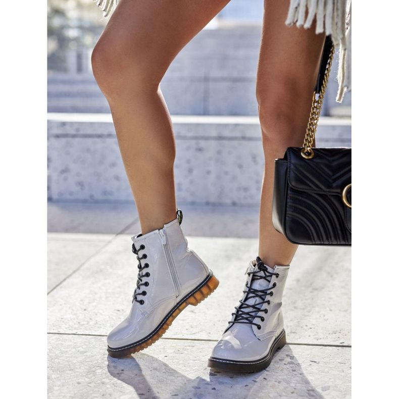 PE1 Lackade arbetare stövlar på ett vitt reglage lager 1