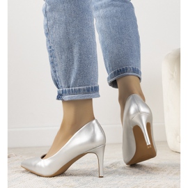 Klassiska silverpumpar på en Isla stilettklack silver- 1