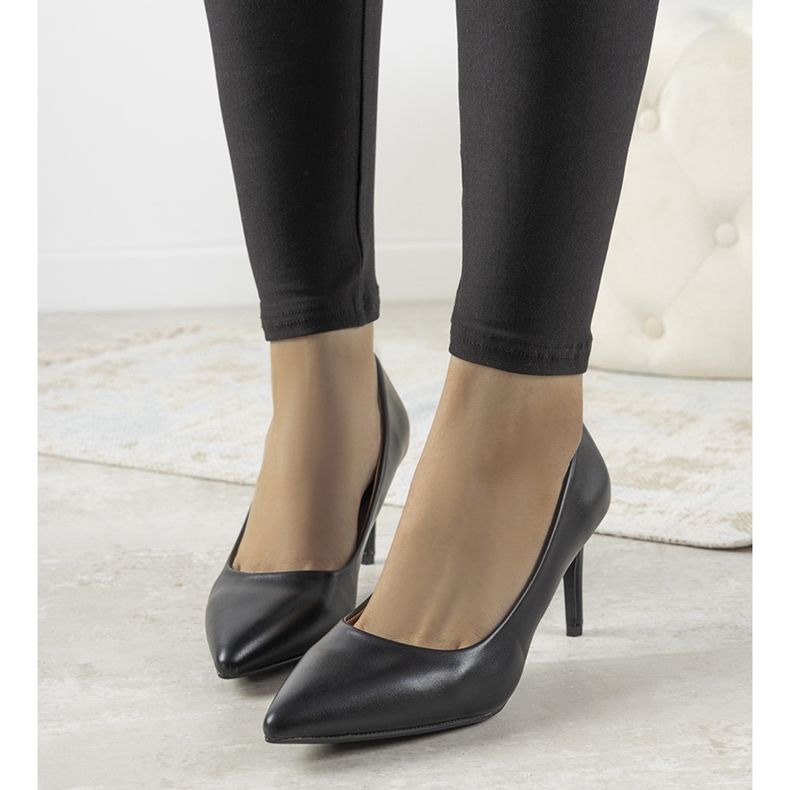 Svarta klassiska pumps på en Isla stilettklack 1