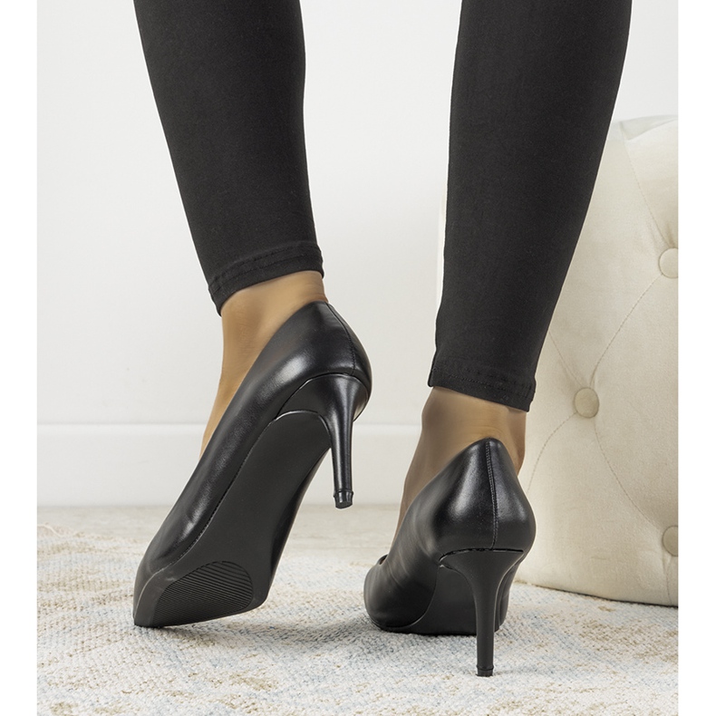 Svarta klassiska pumps på en Isla stilettklack 2