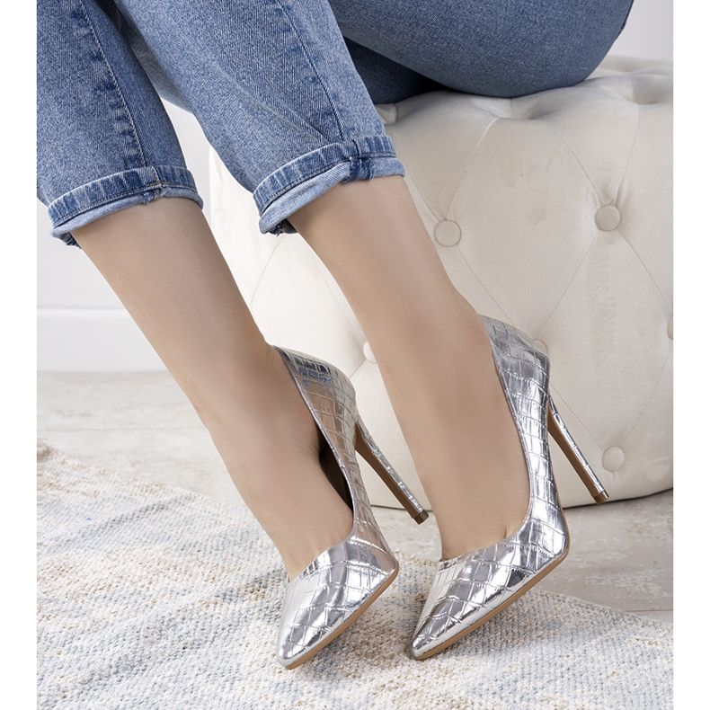 Silverpumpar på en Thrower -häl 1