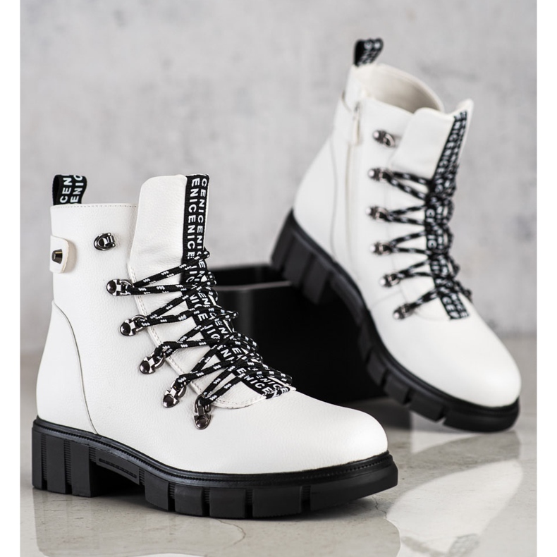 Vita arbetare på VINCEZA -plattformen 1