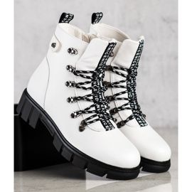 Vita arbetare på VINCEZA -plattformen 2