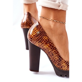 Läderpumpar på en bar Maciejka 02629-50 Lackerad malm brun 3