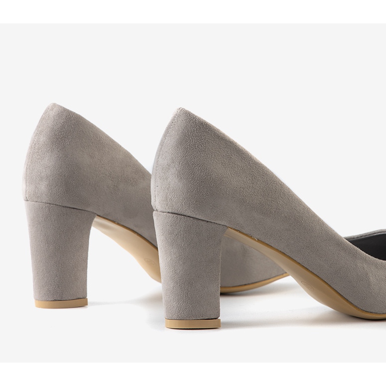 Grå klassiska pumpar på Barrington -stolpen 1