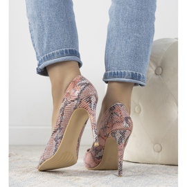 Röda stiletter i Graces ormskinnsmönster 1