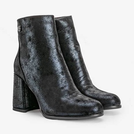 Svarta fotkängor på Zodiac -stolpen 1