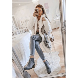 Grå stövlar på Hanah -stolpen 1