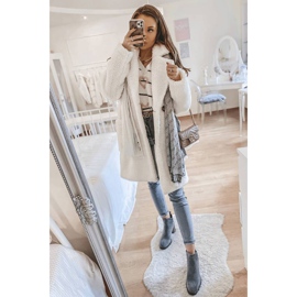 Grå stövlar på Hanah -stolpen 2