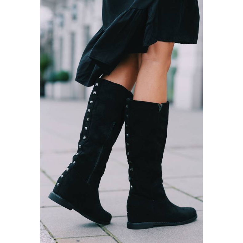 Svarta stövlar på den täckta Nana -kilen 1