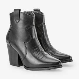 Svarta stövlar på Forte -stolpen 1