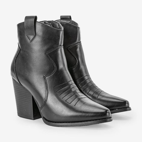 Svarta stövlar på Forte -stolpen 1