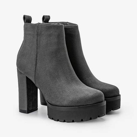 Grå stövlar på Lulis -stolpen 1