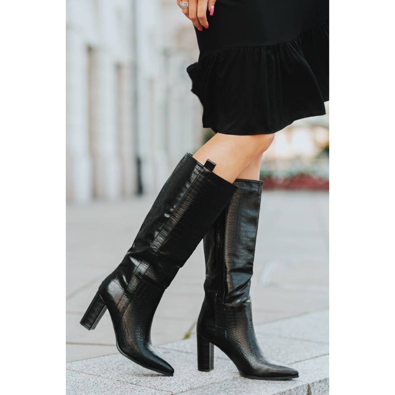 Svarta stövlar på stolpen med Mona -krokodilmönster 1