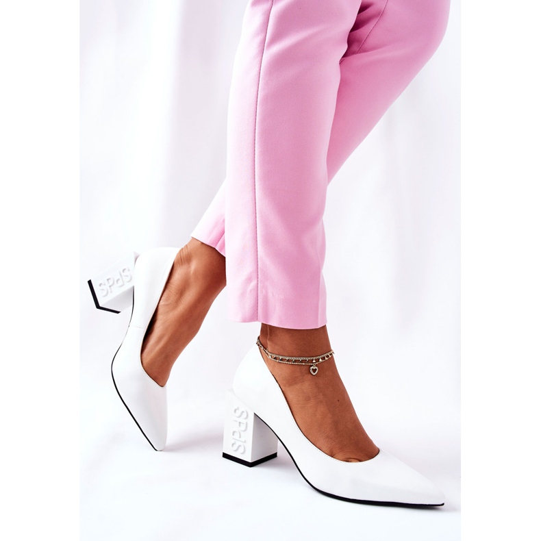 S.Barski Läderpumpar På En Vit Cherith Bar 1