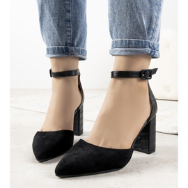 Svarta pumpar på posten som Natalie 1