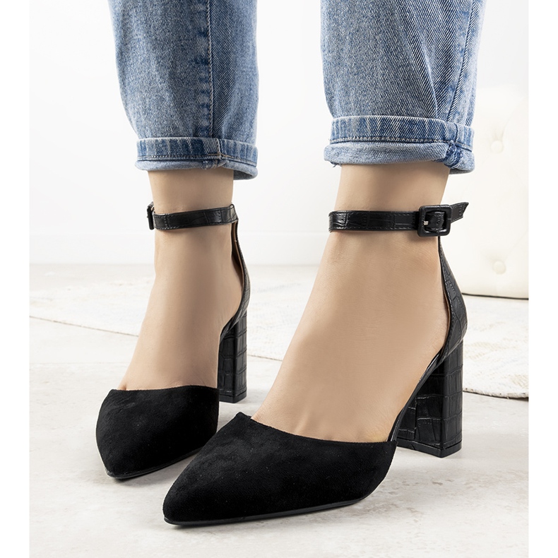 Svarta pumpar på posten som Natalie 1