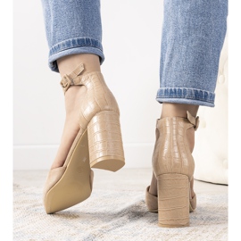 Beige pumpar på posten som Natalie 1